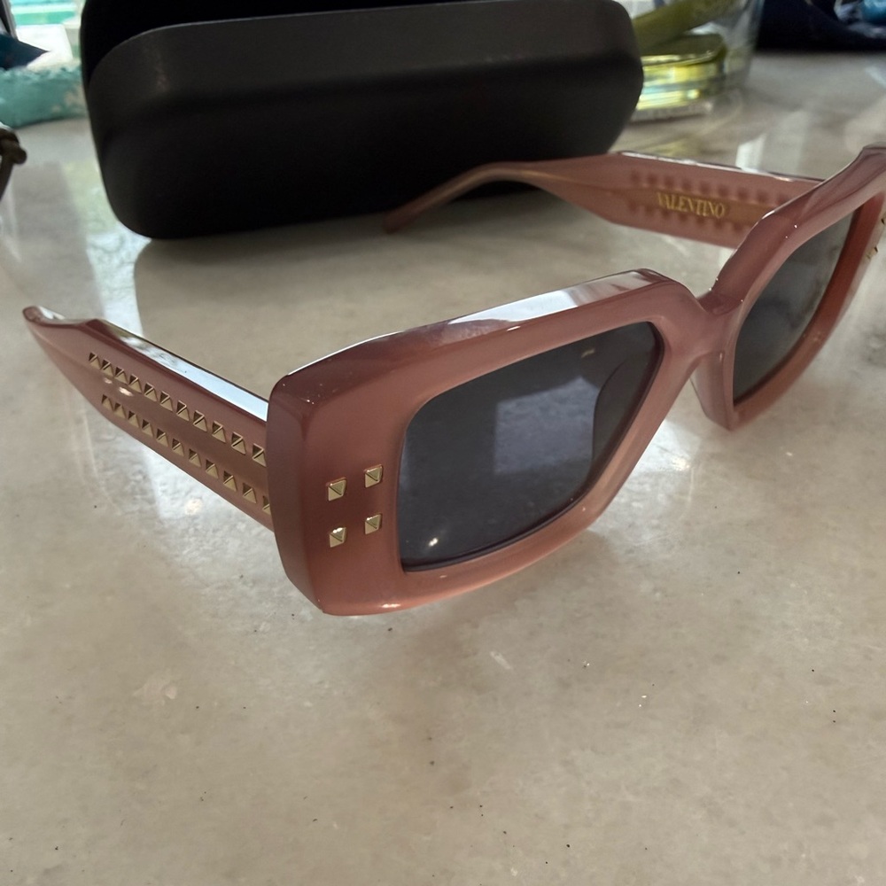 Valentino rose Sunglasses with Gold Accents studs. Brand new. Generic case
